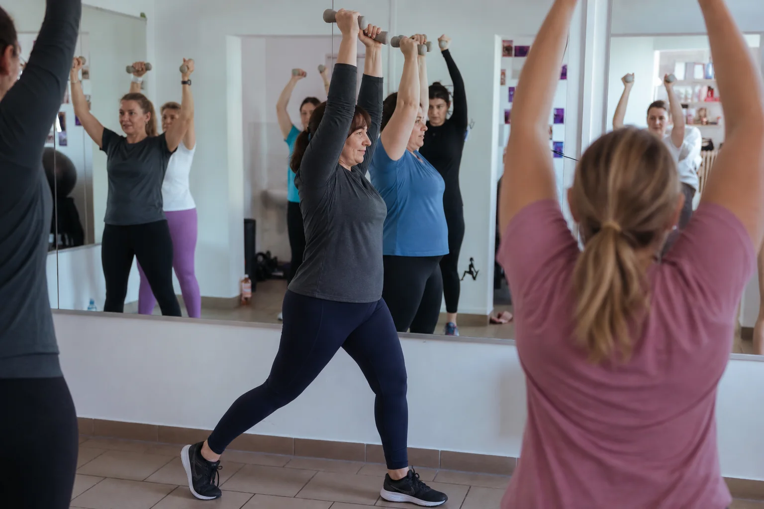 Súlyzós csoportos erősítő óra a Harmony Fitness Studioban