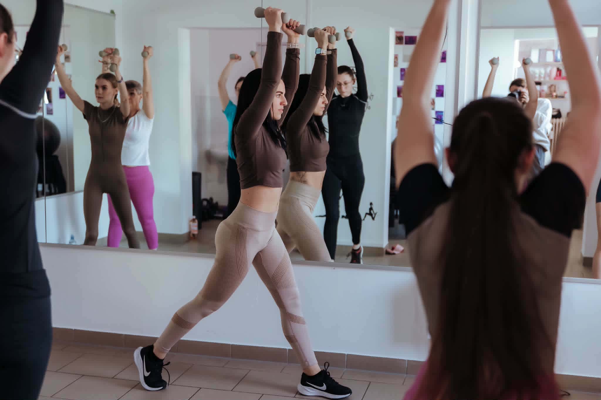 Közös, kézisúlyzós erősítő óra a Harmony Fitness Studioban
