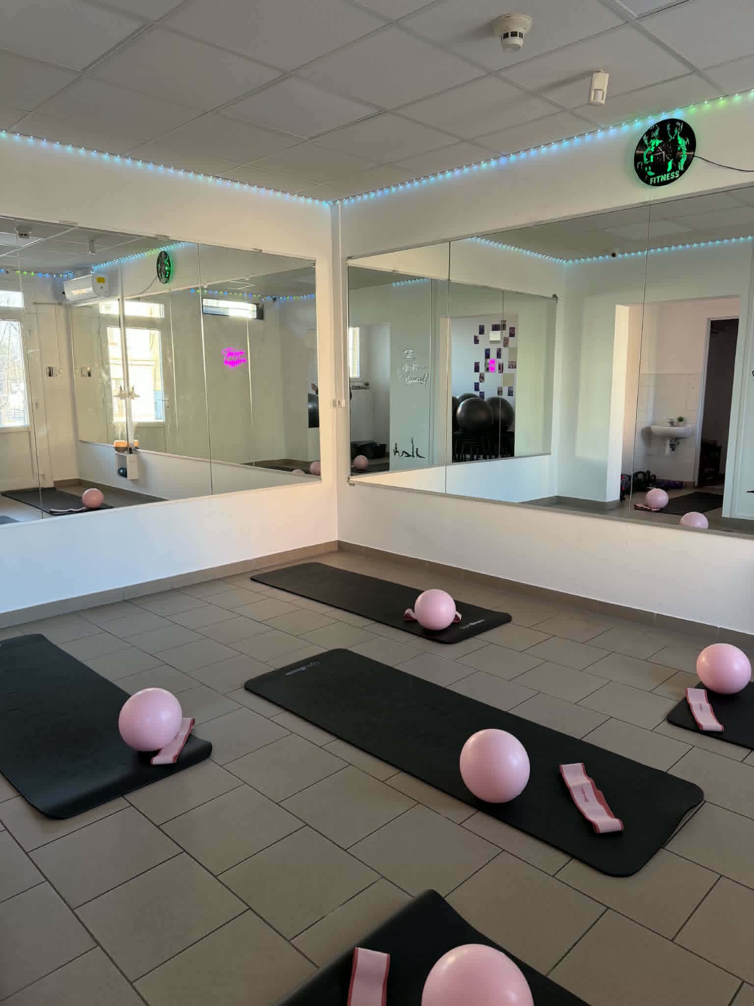 A Harmony Fitness Studio nyugodt, előkészített edzőtere