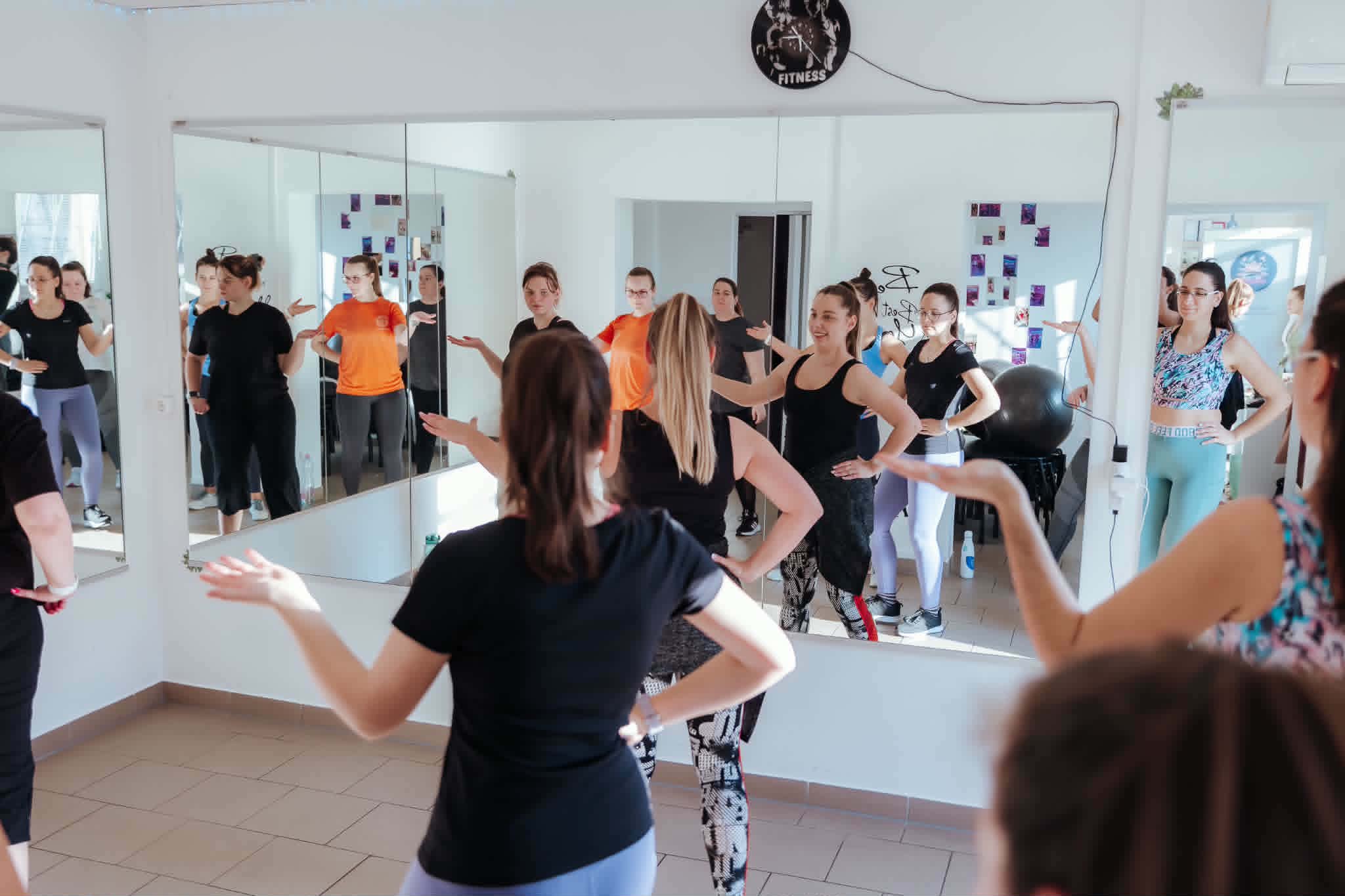Lendületes, zenés csoportos óra a Harmony Fitness Studioban